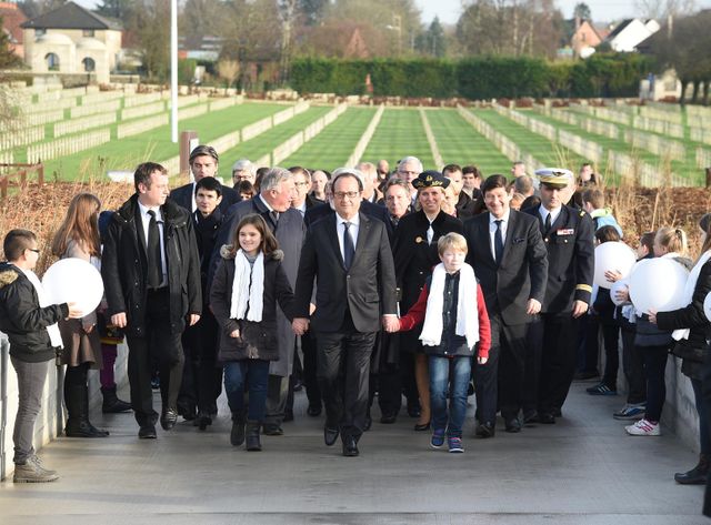 François Hollande inaugure un monument en mémoire des soldats français et allemands qui ont fraternisé à Noêl 1914