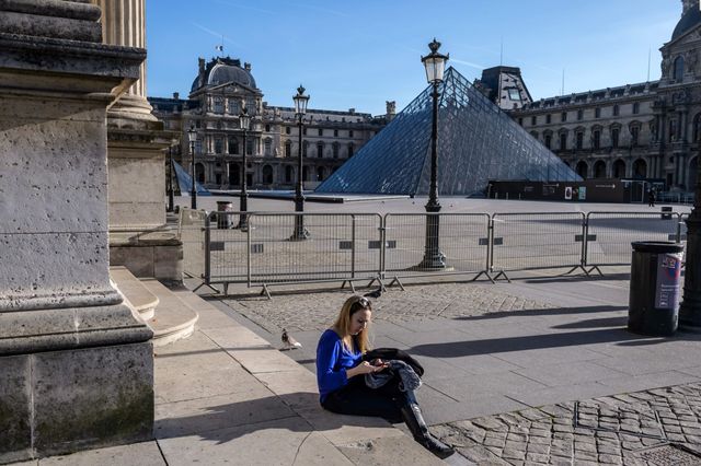 Paris, devant le Louvre, le 15 novembre 2015.