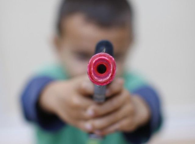 Les enfants sont invités à ... rendre les armes