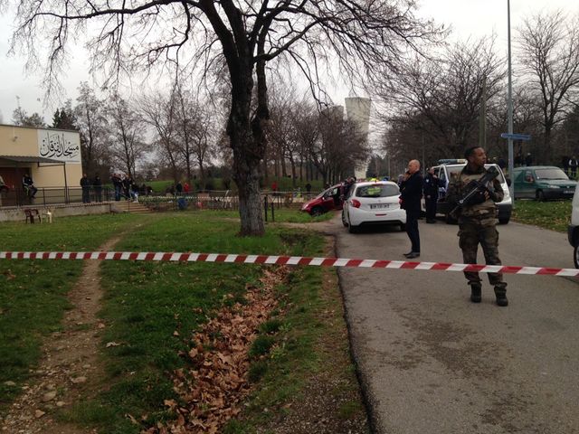 un homme fonce sur les militaires en garde devant la Grande mosquée de Valence