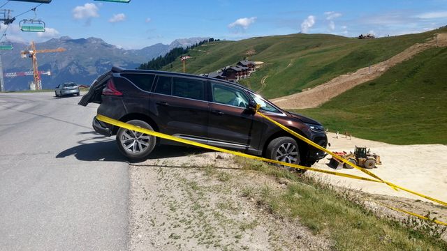 Une Renault Espace démarre seule avec une fillette à bord