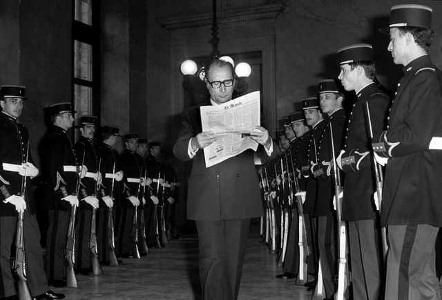 Mitterrand lisant Le Monde