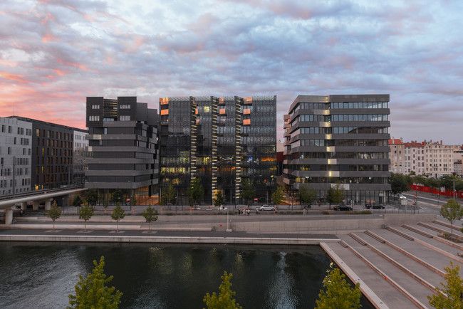 Les bâtiments “Hikari”, à Lyon Confluence, à Lyon-Confluence, sont autonomes en énergie.