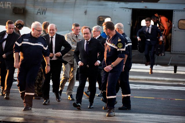 François Hollande arrive sur le Charles-de-Gaulle
