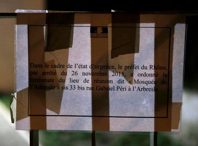 Pancarte affichée à l’entrée de la mosquée d’Albresle, au nord-ouest de Lyon,fermée jeudi dernier par le préfet du Rhône