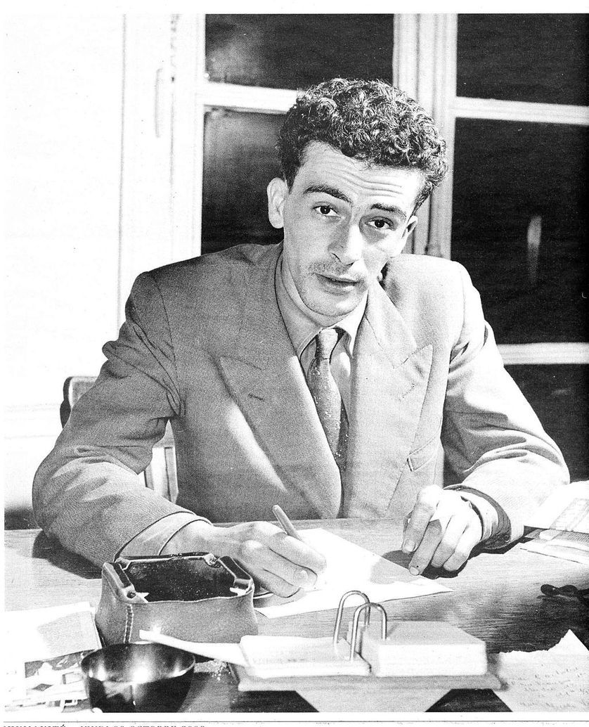 Kateb Yacine dédicaçant Nedjma en 1956