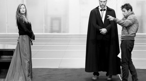 Krzysztof Warlikowski dirige les répétitions du “Château de Barbe-Bleue - ”La Voix humaine” © Eléna Bauer/Opéra national de Paris
