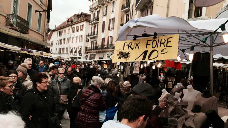 Beaucoup de monde dans les rues d'Annecy pour la foire de la St-André.