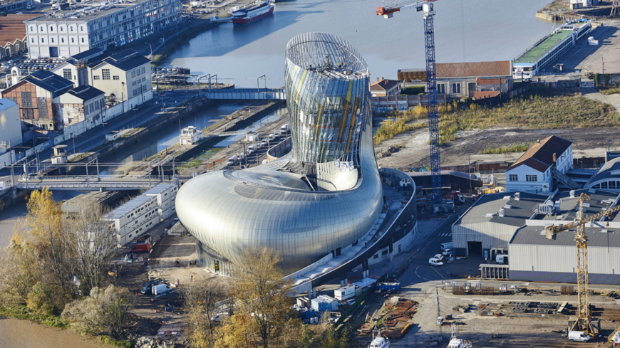 L'enveloppe extérieure de la Cité du Vin est achevée.