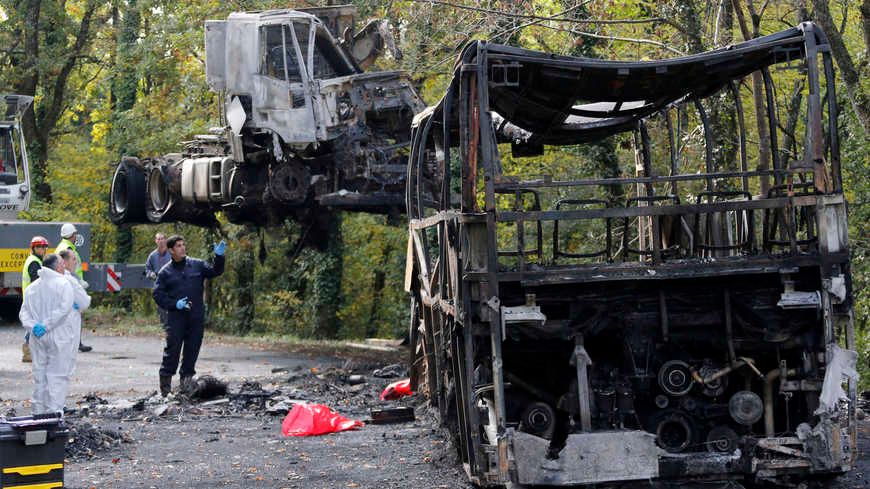 L'autocar et le poids-lourd ont brûlé très rapidement.