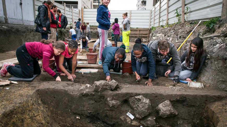 Les jeunes sur le chantier de fouilles