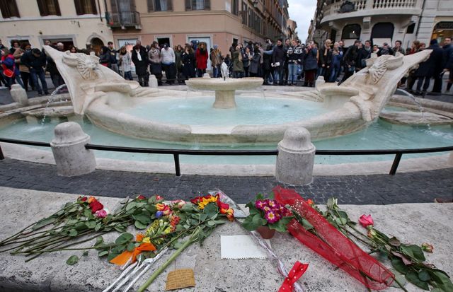 La fontaine Barcaccia saccagée à Rome après des bagarres entre supporters