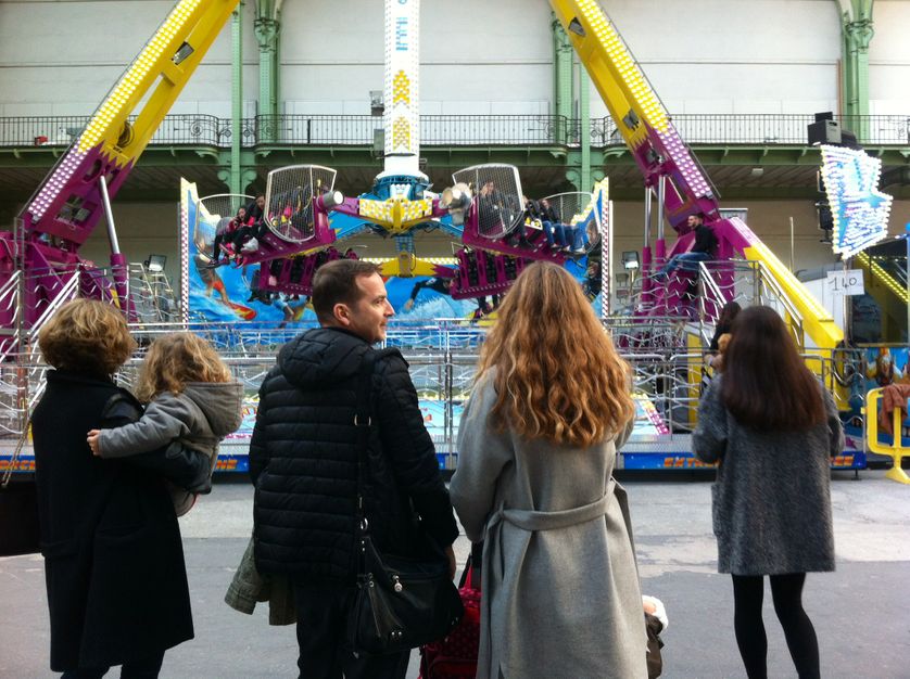 Un manège à sensations fortes à la fête foraine du Grand Palais.