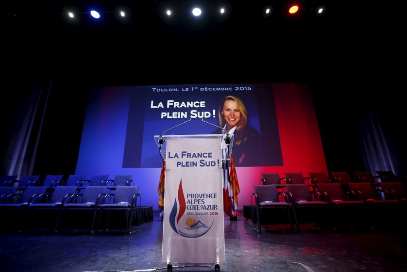 tribune d'un meeting du Front National, mardi 1er décembre