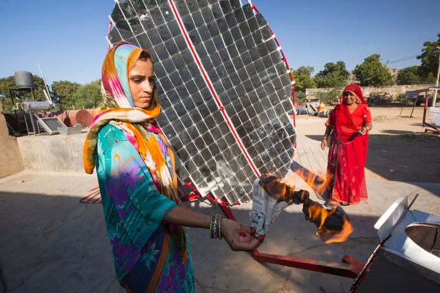Des femmes installent des panneaux solaires au Barefoot College à Tilonia, Rajasthan, Inde