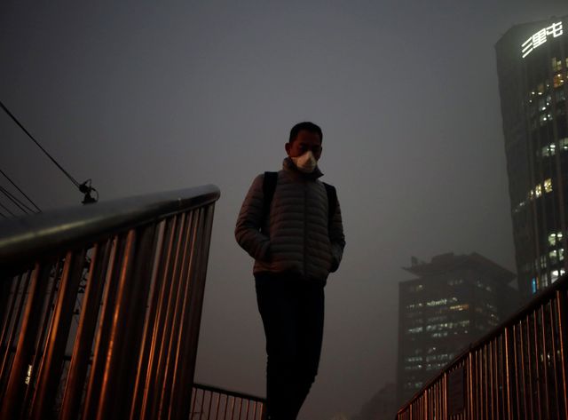 En Chine, Pékin fête Noël dans un épais brouillard de pollution