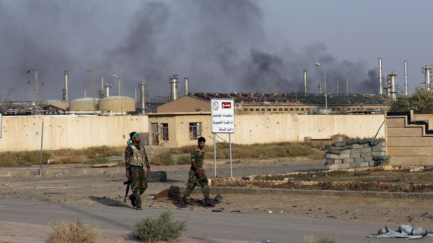 Des combattants chiites près d'une raffinerie de pétrole reprise à Daech, dans la ville de Baiji en Irak, 16 octobre 2015