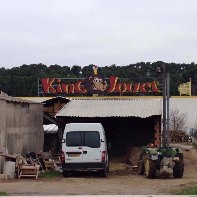 Derrière King's jouet: une (vraie) ferme.
