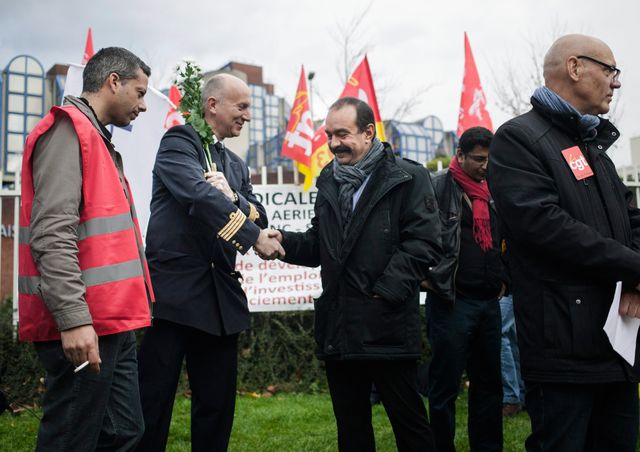 Le patron de la CGT rencontre de salariés d'Air France