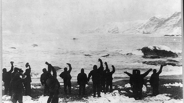 Les marins font signe aux occupants du James Caird, qui disparaît au loin.