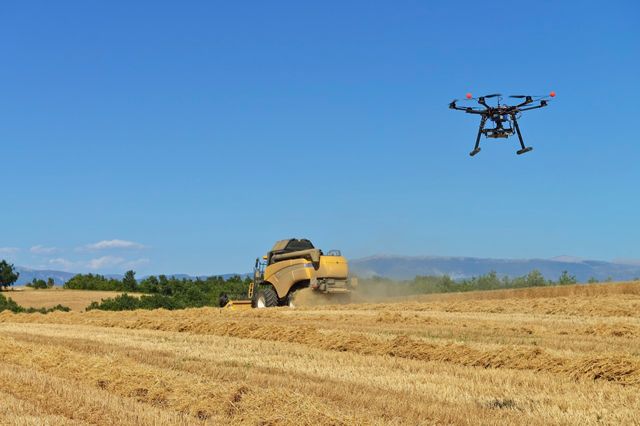 Drone au-dessus d'un champ à Valensole, rovence-Alpes-Cote d'Azur, France
