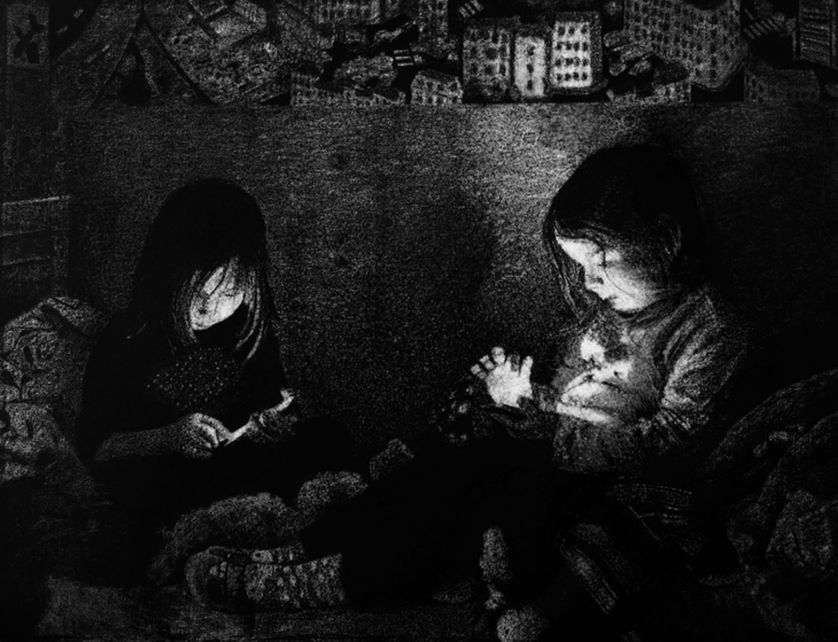 Les filles aux portables (89 x 116 cm fusain sur parpier) 2015