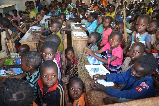 Les enfants des communautés bantoues et pygmées dans une école de Muhuya, République démocratique du Congo
