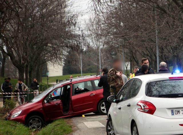 Valence : un homme lance sa voiture contre des militaires