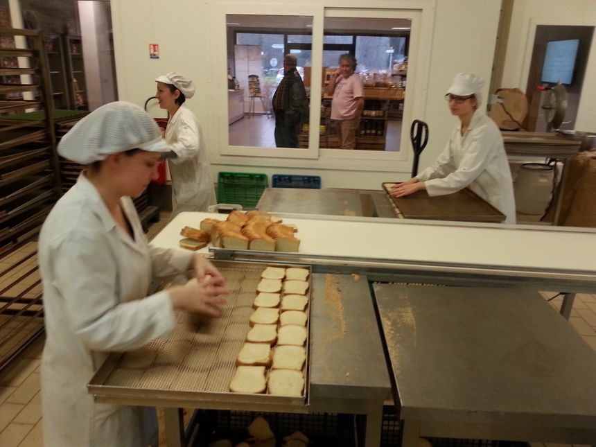 Les tranches de pain de mie sont déposées sur des grilles avant cuisson
