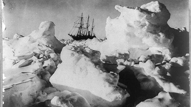 L'Endurance, piégé dans le pack, photographié par Frank Hurley.