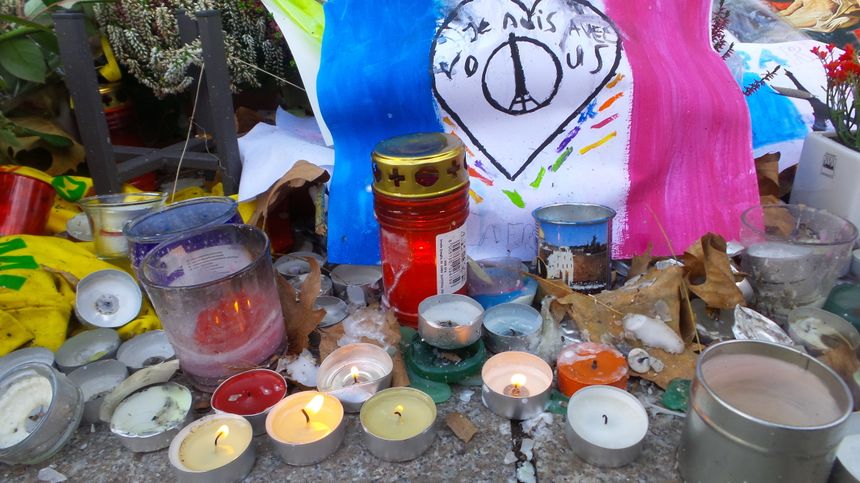 Hommages devant la salle du Bataclan après les attentats