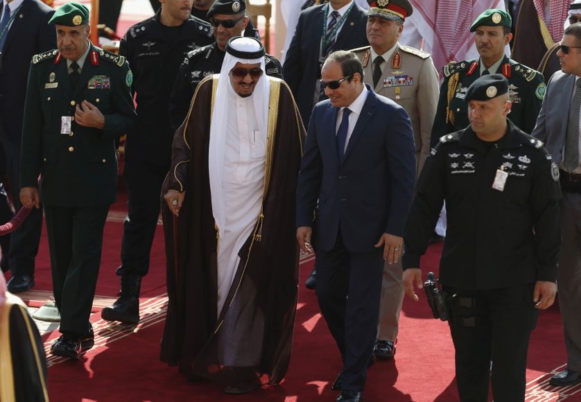 Saudi King Salman bin Abdulaziz (C-L) walks with Egypt's President Abdel Fattah al-Sisi during a welcoming ceremony upon al-Sisi