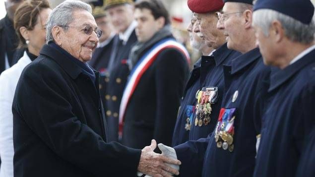 Accueilli par la ministre de l'Ecologie Ségolène Royal, Raul Castro a eu droit aux honneurs militaires