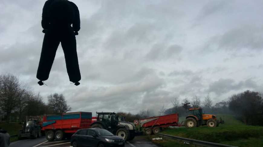 A Pontivy, la N24 barrée par les agriculteurs du Morbihan