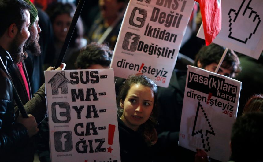 Des manifestants protestent contre la censure d'Internet en Turquie.