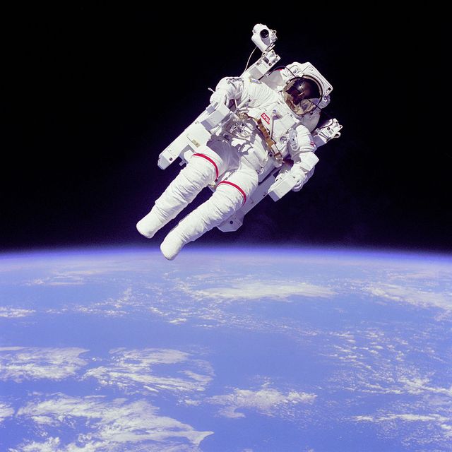 L'astronaute Bruce McCandless II à quelques mètres de la navette Challenger
