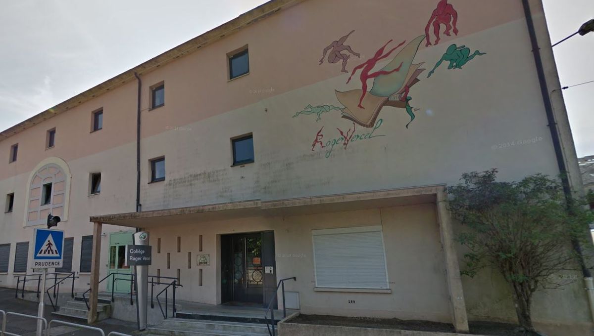 Aîné datant d’un collège de première année
