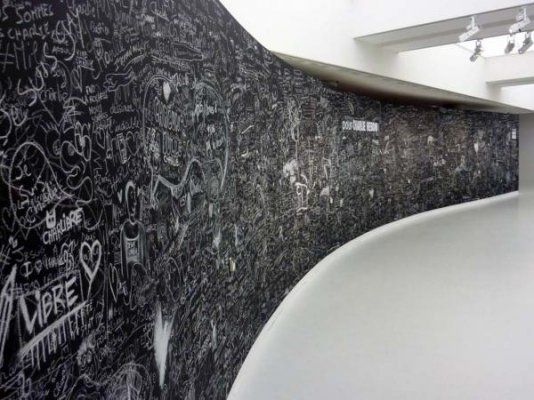 Un mur ouvert aux commentaires des visiteurs de l'exposition "Une histoire de charlie hebdo" à la Cité en janvier 2015