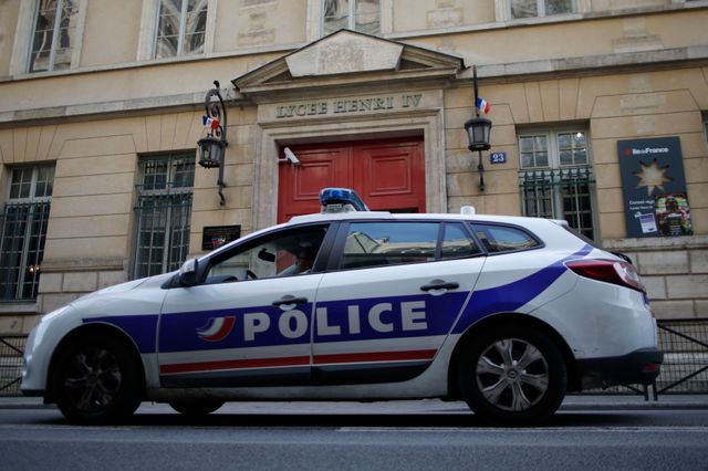 Patrouille de police devant le lycée Henri IV