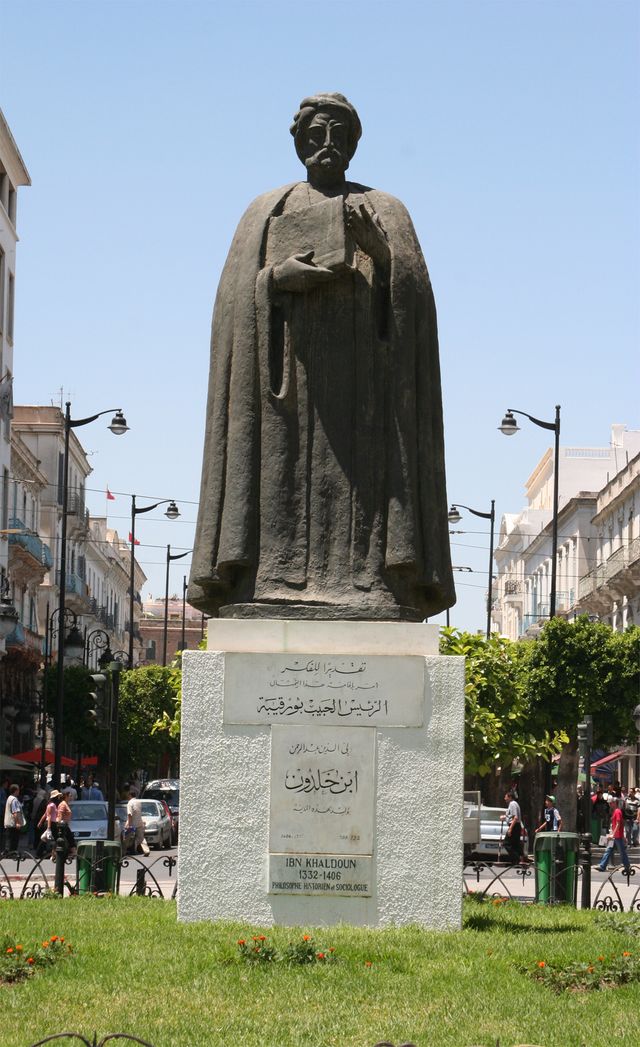 Statue d'Ibn Khaldoun sur l'avenue Habib Bourguiba à Tunis en 2007