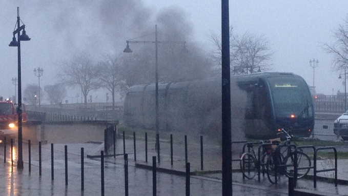 Le dégagement de fumée ce mardi matin quai des Salinières.