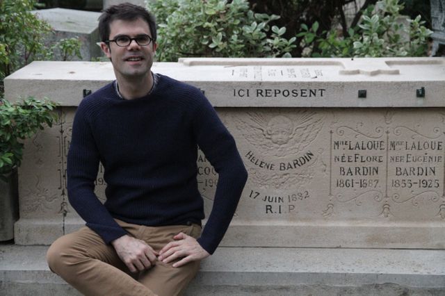 Mathieu devant le caveau de famille