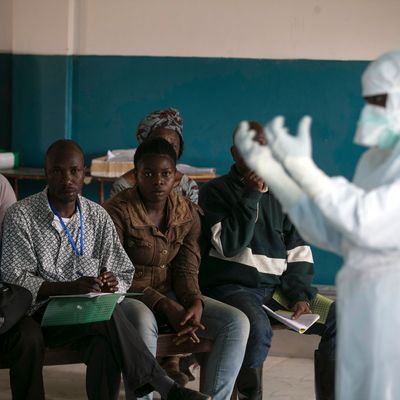 Employé de la Croix-Rouge à Koidu en Sierra Leone, décembre 2014.