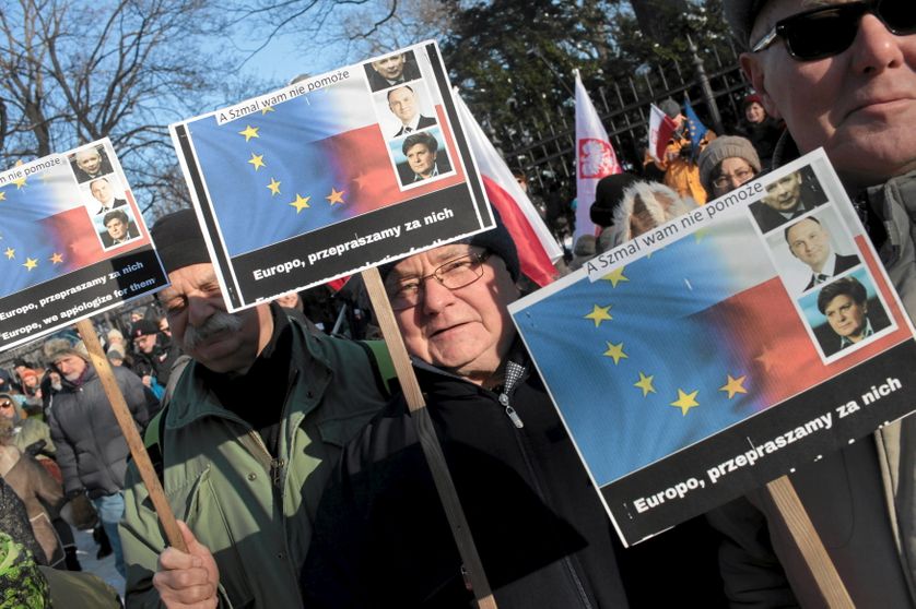 Manifestations en Pologne suite aux réformes visant le tribunal constitutionnel