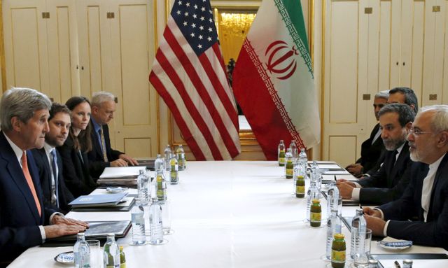 John Kerry et son homologue iranien Mohammad Javad Zarif se trouvaient à Vienne pour finaliser l'entrée en vigueur de cet acco