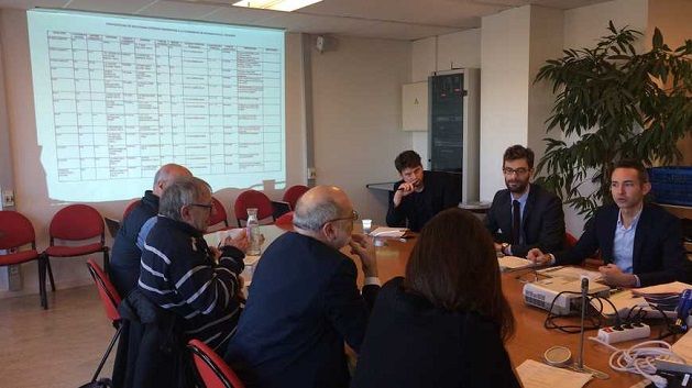 Ian Brossat (à droite, de face) préside une commission d'attribution
