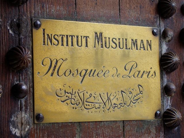 A l'entrée de la Mosquée de Paris