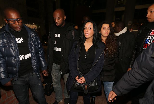 Des proches du jeune homme tué à la sortie du tribunal.