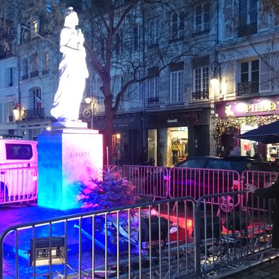 La statue de Marianne aux couleurs de la République