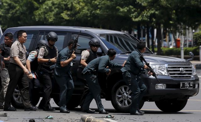 Explosions et tirs à Djakarta